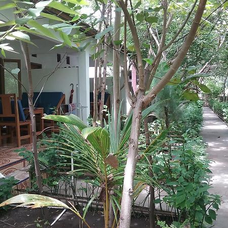 Putri Homestay Gili Meno Exterior photo