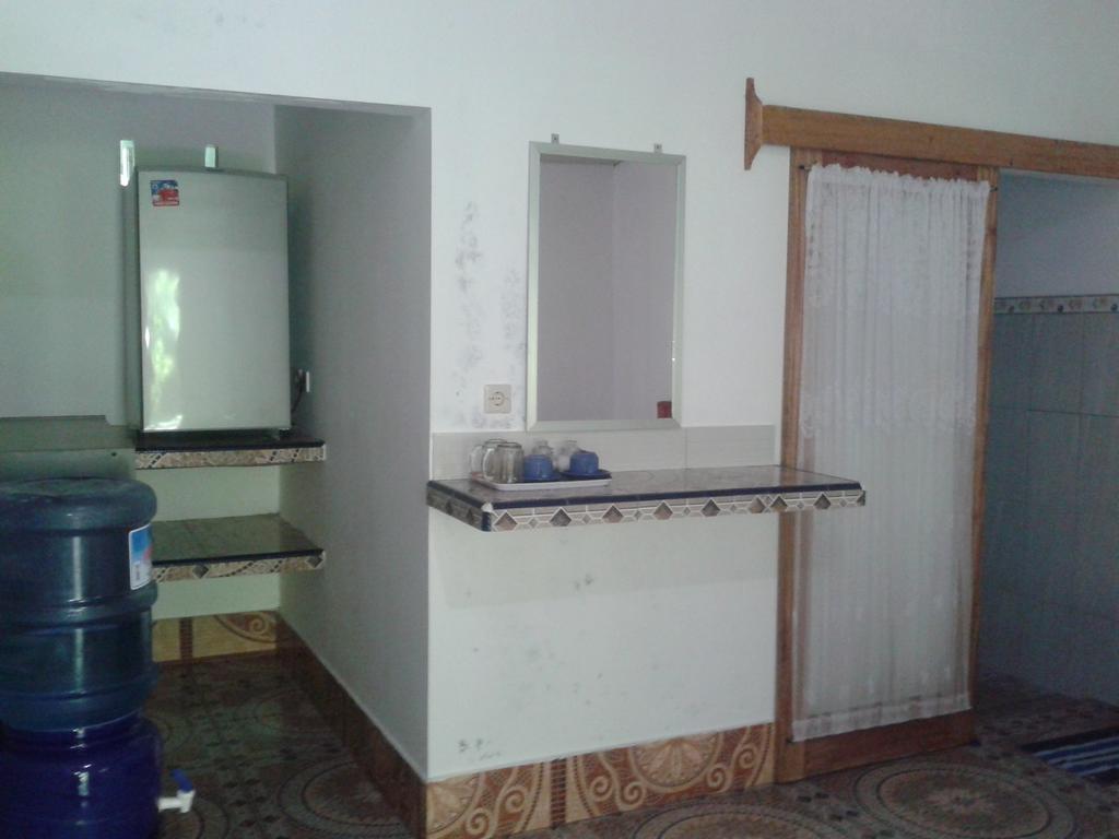 Putri Homestay Gili Meno Exterior photo