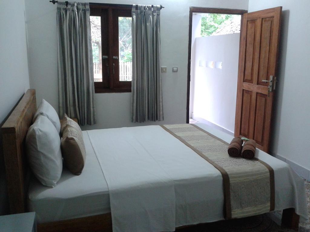Putri Homestay Gili Meno Exterior photo