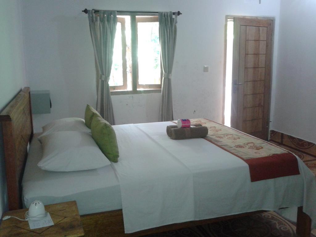 Putri Homestay Gili Meno Exterior photo