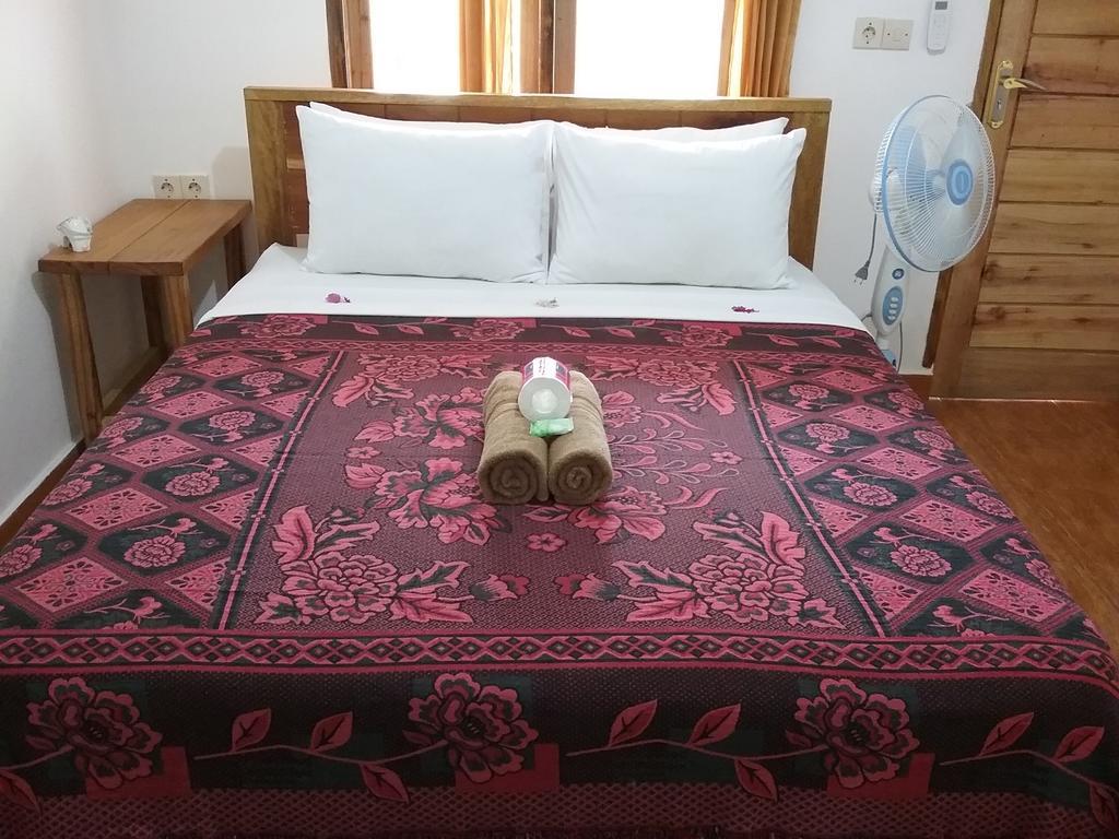 Putri Homestay Gili Meno Exterior photo