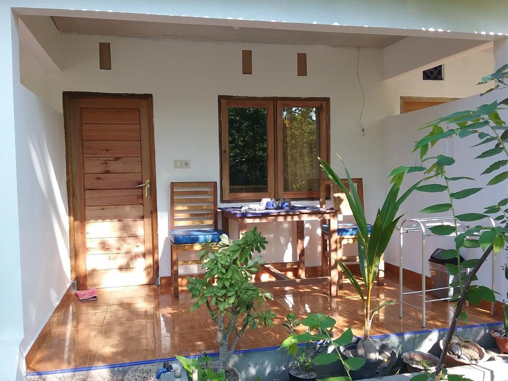 Putri Homestay Gili Meno Exterior photo