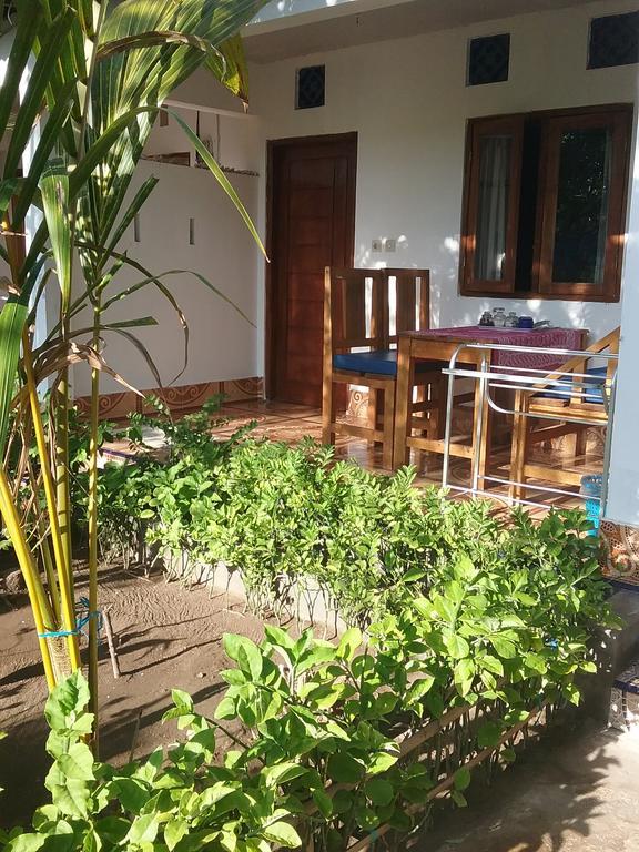 Putri Homestay Gili Meno Exterior photo