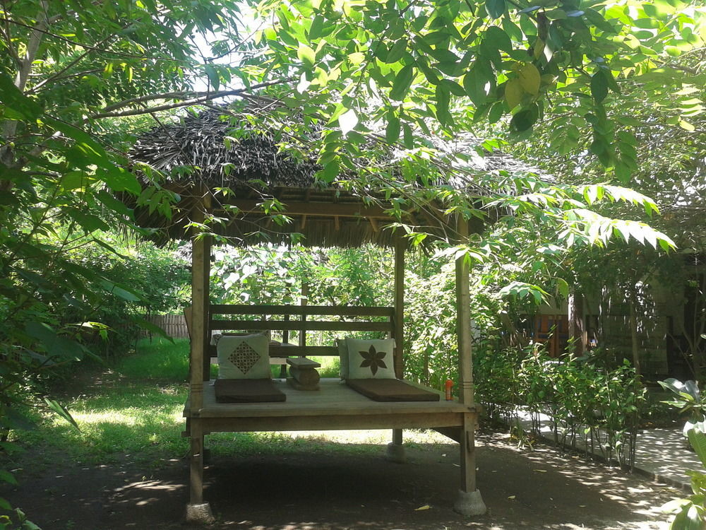 Putri Homestay Gili Meno Exterior photo